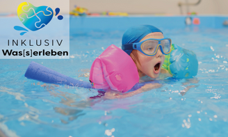 Ein Kleinkind beim Schwimmen mit einer Schwimmnudel