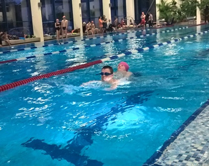 Zwei Personen im Wasser, der eine schleppt den anderen ab