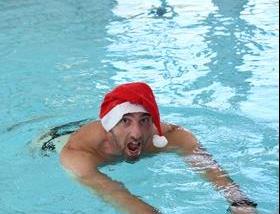 Person mit Nikolausmütze im Wasser