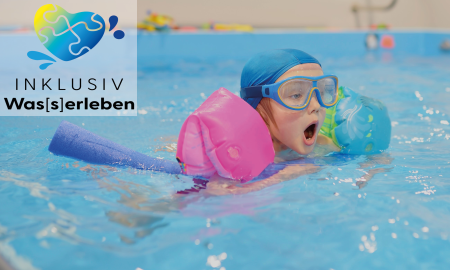 Ein Kleinkind beim Schwimmen mit einer Schwimmnudel